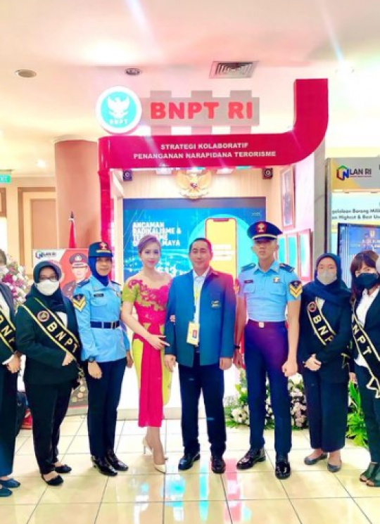 Potret Kece Heni Tania & Dua Putri Cantik Dampingi Suami Pendidikan Kepemimpinan