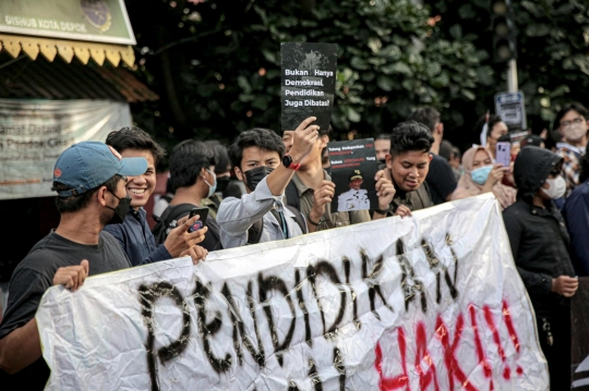 Aksi Mahasiswa dari Berbagai Kampus Demo Tolak Penggusuran SDN Pondok Cina 1