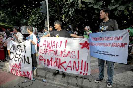 Aksi Mahasiswa dari Berbagai Kampus Demo Tolak Penggusuran SDN Pondok Cina 1