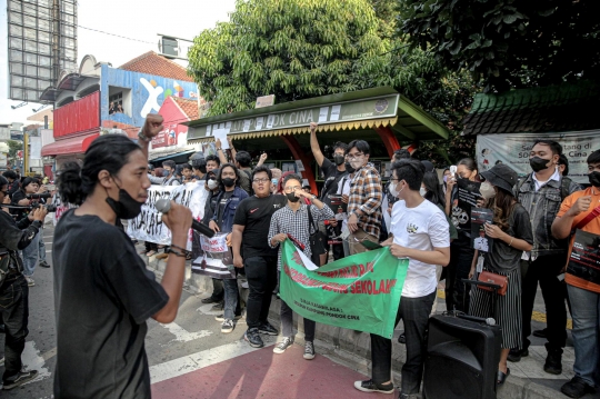 Aksi Mahasiswa dari Berbagai Kampus Demo Tolak Penggusuran SDN Pondok Cina 1