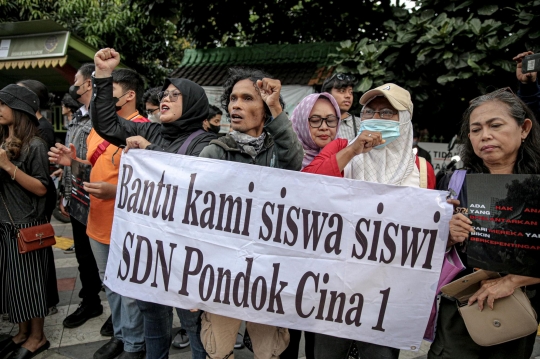 Aksi Mahasiswa dari Berbagai Kampus Demo Tolak Penggusuran SDN Pondok Cina 1