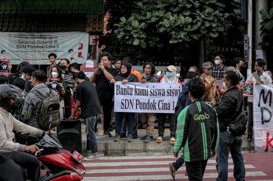 Aksi Mahasiswa dari Berbagai Kampus Demo Tolak Penggusuran SDN Pondok Cina 1