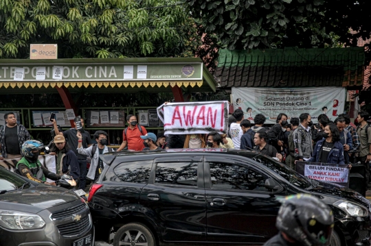 Aksi Mahasiswa dari Berbagai Kampus Demo Tolak Penggusuran SDN Pondok Cina 1