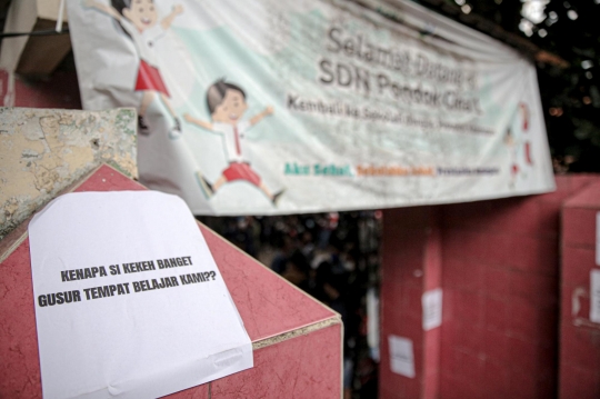 Aksi Mahasiswa dari Berbagai Kampus Demo Tolak Penggusuran SDN Pondok Cina 1