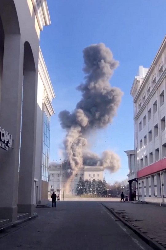 Serangan Udara Rusia Hantam Gedung Administrasi Negara Regional Kherson di Ukraina