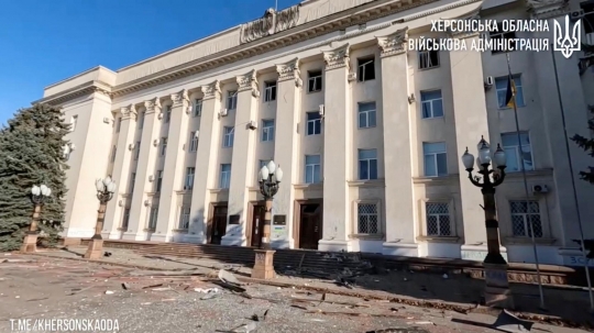 Serangan Udara Rusia Hantam Gedung Administrasi Negara Regional Kherson di Ukraina