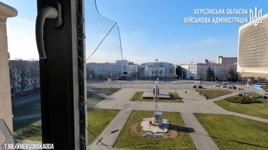 Serangan Udara Rusia Hantam Gedung Administrasi Negara Regional Kherson di Ukraina