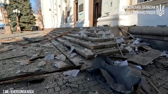 Serangan Udara Rusia Hantam Gedung Administrasi Negara Regional Kherson di Ukraina