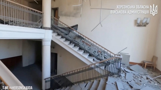 Serangan Udara Rusia Hantam Gedung Administrasi Negara Regional Kherson di Ukraina