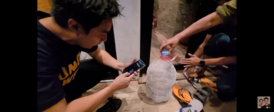 Detik-detik Baim Wong Tangkap Ular Kobra di Kantor Baru, Dimasukan ke Dalam Galon Air