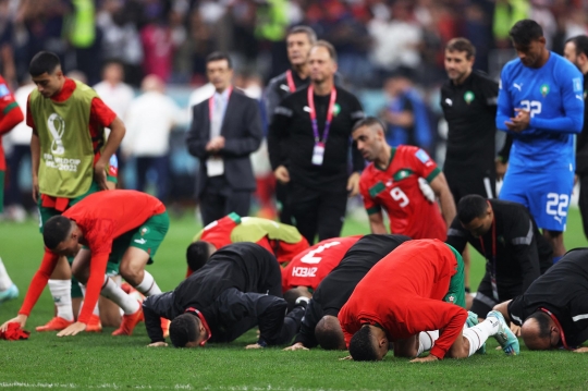 Potret Pemain Maroko Tetap Sujud Syukur Meski Gagal ke Final Piala Dunia