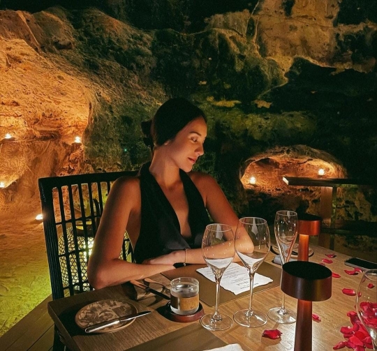 Dinner Romantis Bareng Pacar, Anya Geraldine Tampil Hot Pakai Dress Backless Hitam