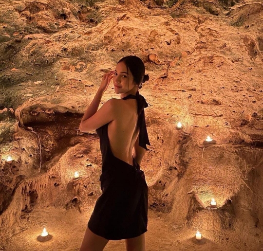 Dinner Romantis Bareng Pacar, Anya Geraldine Tampil Hot Pakai Dress Backless Hitam
