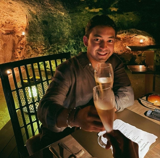 Dinner Romantis Bareng Pacar, Anya Geraldine Tampil Hot Pakai Dress Backless Hitam