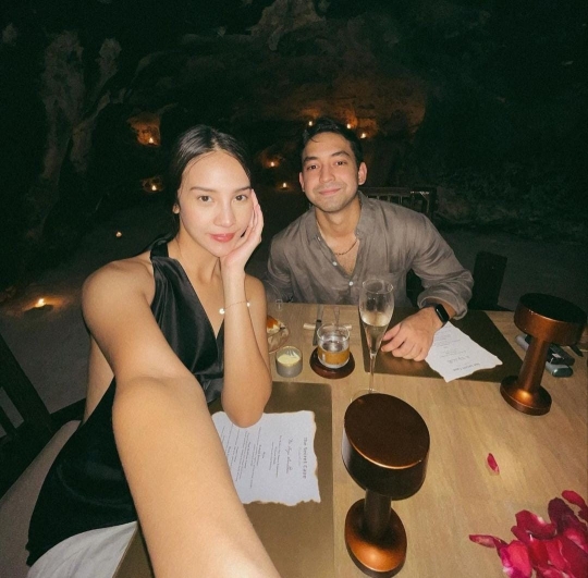 Dinner Romantis Bareng Pacar, Anya Geraldine Tampil Hot Pakai Dress Backless Hitam