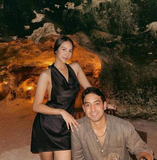 Dinner Romantis Bareng Pacar, Anya Geraldine Tampil Hot Pakai Dress Backless Hitam