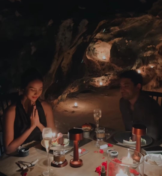 Dinner Romantis Bareng Pacar, Anya Geraldine Tampil Hot Pakai Dress Backless Hitam