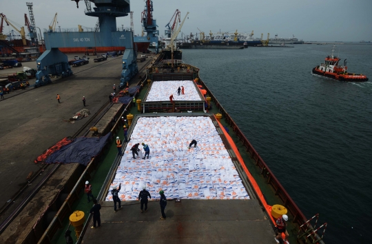 Tiba di Tanjung Priok, Bulog Bongkar Muat 5 Ribu Ton Beras dari Vietnam