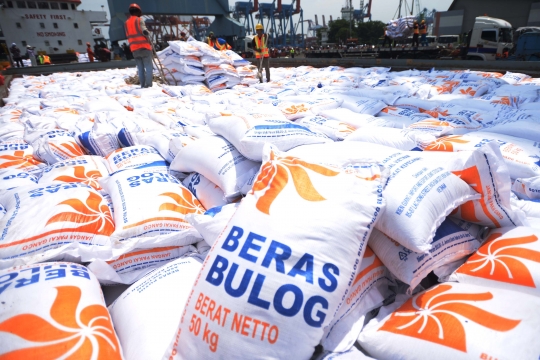 Tiba di Tanjung Priok, Bulog Bongkar Muat 5 Ribu Ton Beras dari Vietnam