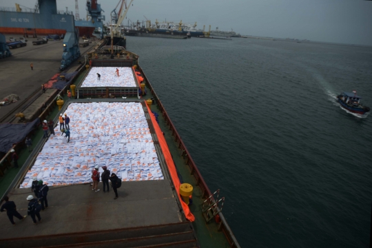 Tiba di Tanjung Priok, Bulog Bongkar Muat 5 Ribu Ton Beras dari Vietnam