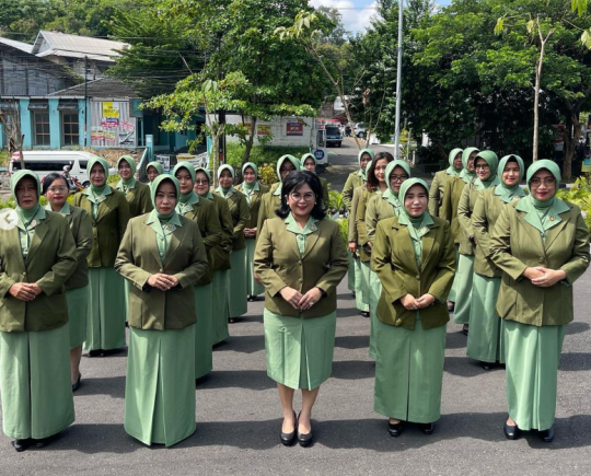 Dinikahi Perwira TNI, Potret Cantik & Anggun Joy Tobing Mengenakan Baju Persit