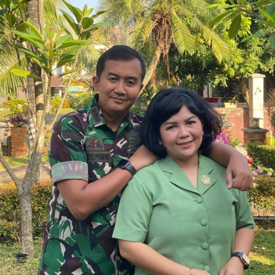 Dinikahi Perwira TNI, Potret Cantik & Anggun Joy Tobing Mengenakan Baju Persit