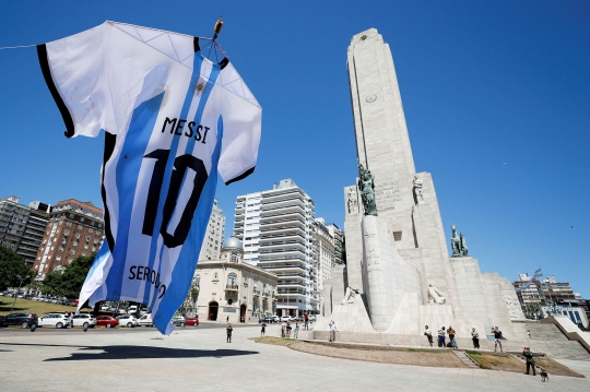 Penampakan Jersey Raksasa Messi Melayang di Kota Rosario