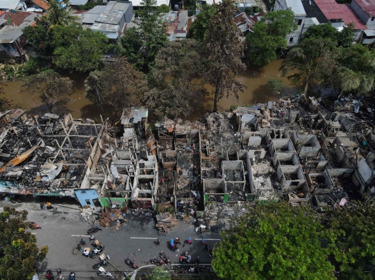 Yang Tersisa dari Puluhan Rumah Semi Permanen yang Terbakar di Manggarai