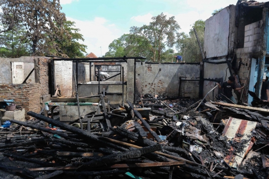 Yang Tersisa dari Puluhan Rumah Semi Permanen yang Terbakar di Manggarai