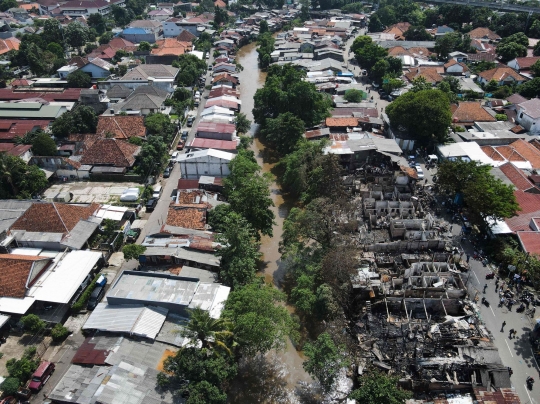 Yang Tersisa dari Puluhan Rumah Semi Permanen yang Terbakar di Manggarai