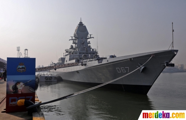 INS Mormugao, kapal perusak berpeluru kendali siluman proyek 15B, ditampilkan dalam upacara peresmiannya, di Mumbai, India, Minggu (18/12/2022). Kapal produksi dalam negeri ini akan ditugaskan oleh Menteri Pertahanan Rajnath Singh pada Minggu (18/12/2022) untuk meningkatkan kemampuan patroli maritim dan tempur Angkatan Laut India.