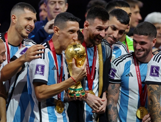 Messi Angkat Trofi Piala Dunia 2022