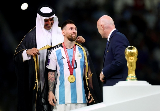 Messi Angkat Trofi Piala Dunia 2022