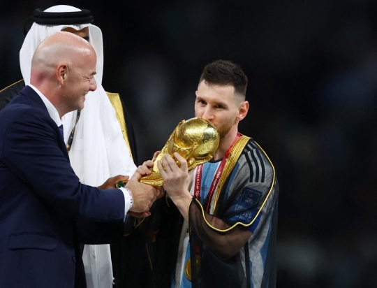 Messi Angkat Trofi Piala Dunia 2022