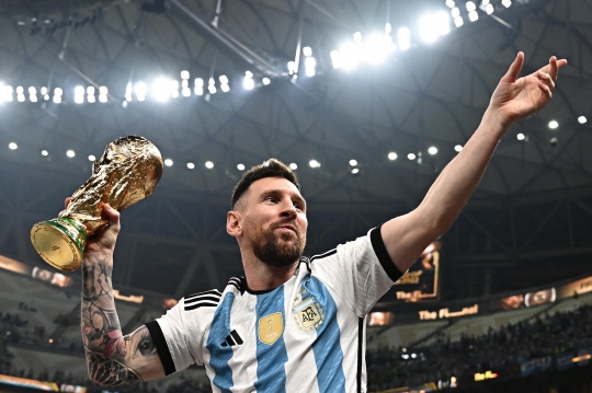 Foto-Foto Messi Angkat Trofi Piala Dunia Ini Mirip Pose Maradona 36 Tahun Lalu