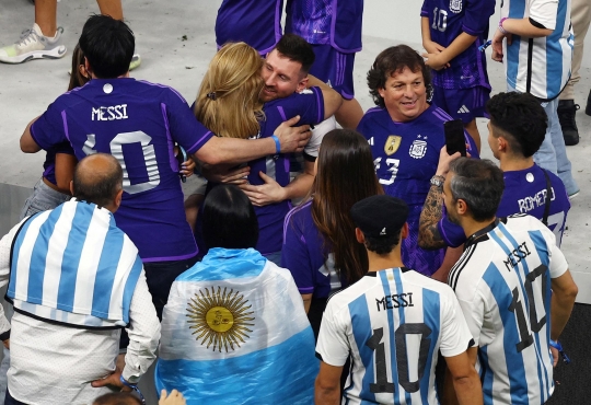 Momen Haru Messi Peluk Sang Ibu Usai Juara Piala Dunia 2022