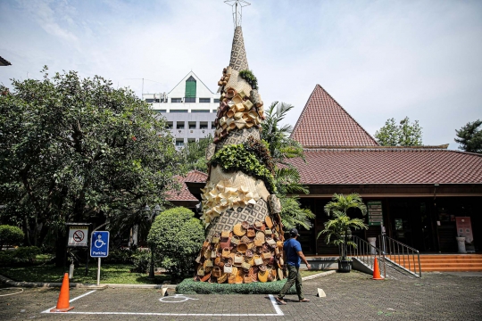 Uniknya Dekorasi Gua dan Pohon Natal dari Barang Bekas