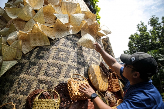 Uniknya Dekorasi Gua dan Pohon Natal dari Barang Bekas