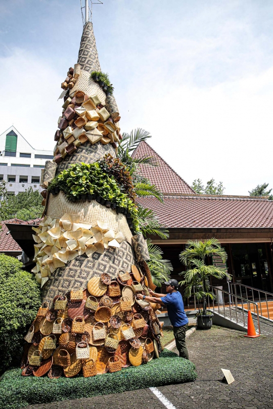 Uniknya Dekorasi Gua dan Pohon Natal dari Barang Bekas