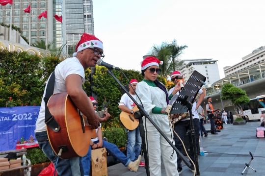 Semarak Pertunjukan Musik Jalanan Menyambut Natal di Bundaran HI