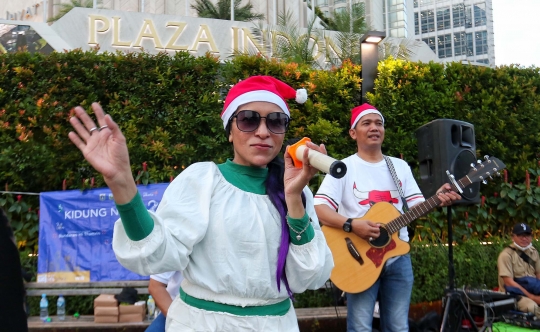 Semarak Pertunjukan Musik Jalanan Menyambut Natal di Bundaran HI