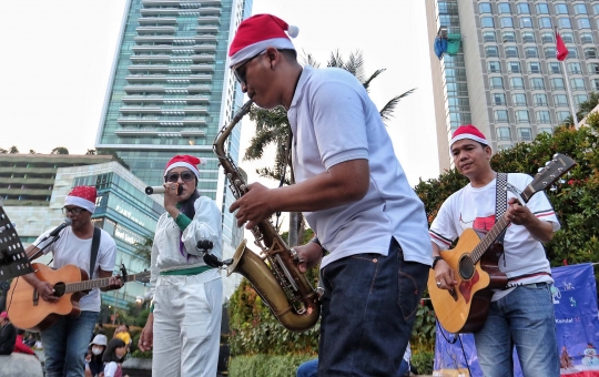 Semarak Pertunjukan Musik Jalanan Menyambut Natal di Bundaran HI