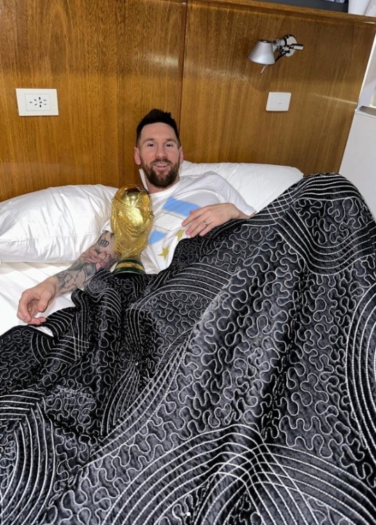 Viral, Ini Gaya Messi Tidur Bareng Trofi Piala Dunia 2022