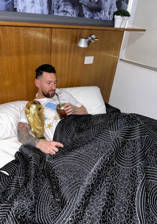 Viral, Ini Gaya Messi Tidur Bareng Trofi Piala Dunia 2022