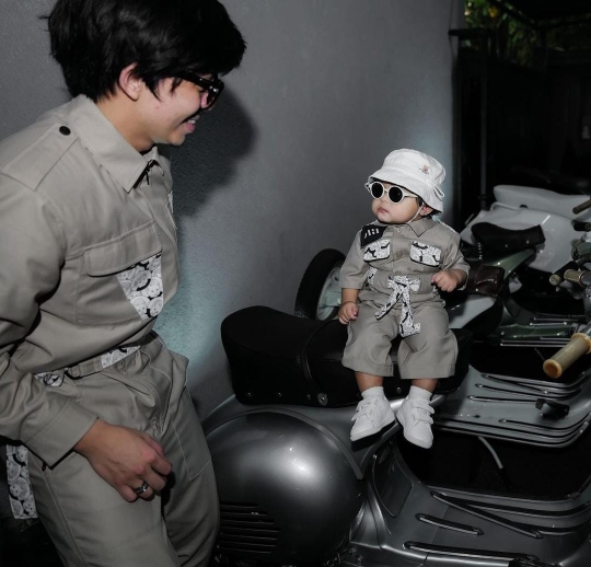 Baby Ameena Berpose di Atas Vespa, Gayanya Lucu dan Gemas Banget Pakai Kacamata