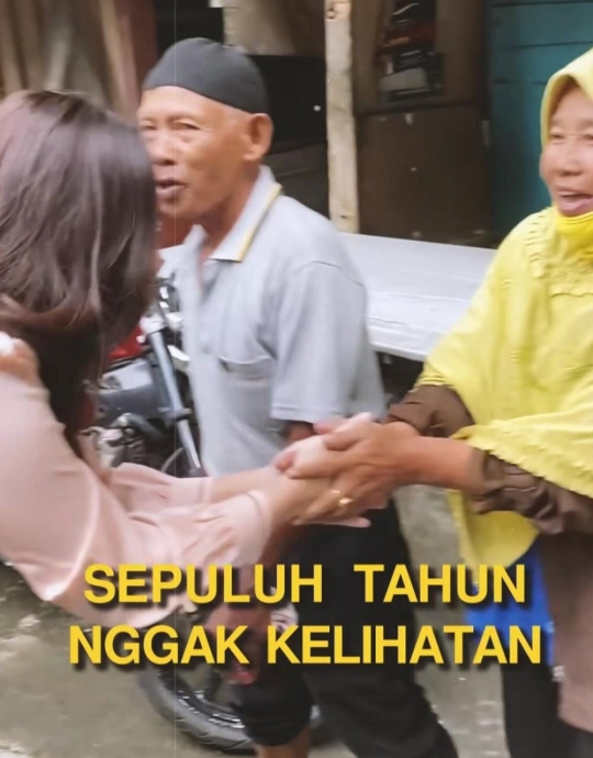 Nafa Urbach Kenalkan Keluarga & Teman Ayahnya di Magelang, Netizen 'Mau Nyaleg Mbak'