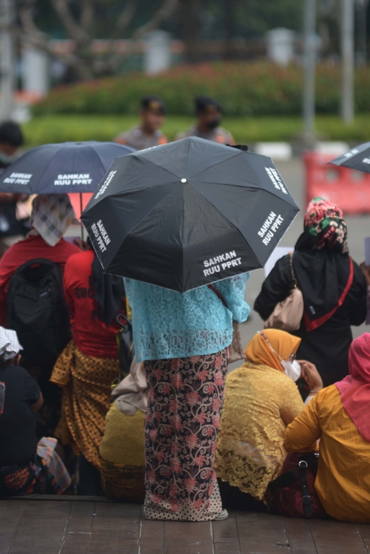 Aksi Pekerja Rumah Tangga Dukung Pengesahan RUU PPRT di Hari Ibu