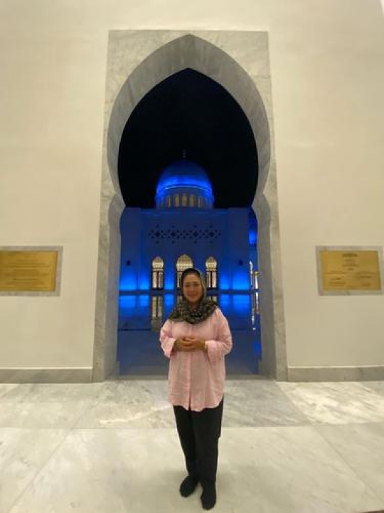 5 Potret Titiek Soeharto & Permaisuri Agong Malaysia di Masjid Raya Sheikh Zayed Solo