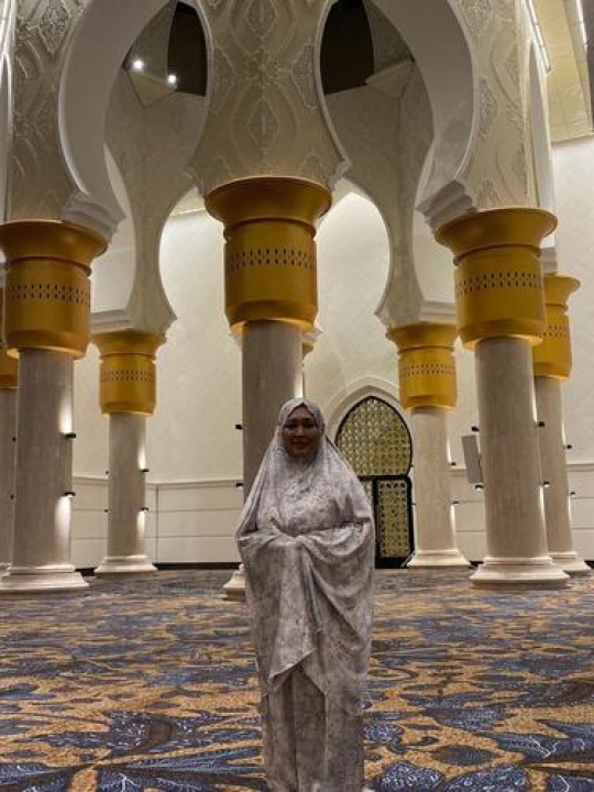 5 Potret Titiek Soeharto & Permaisuri Agong Malaysia di Masjid Raya Sheikh Zayed Solo