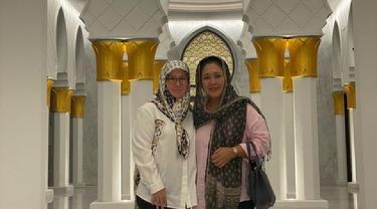 5 Potret Titiek Soeharto & Permaisuri Agong Malaysia di Masjid Raya Sheikh Zayed Solo